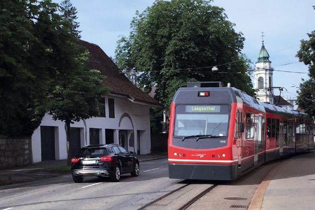 Engstelle St. Josef: Gefährliche Platzverhältnisse beim Kreuzen von Bahn und Autoverkehr – Auto weicht auf Gegenfahrbahn aus. 