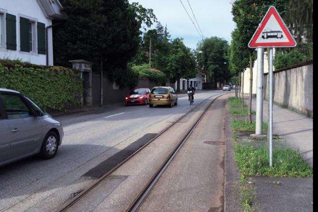 Fehlende Velostreifen: Gefährliche Überholmanöver bei engen Platzverhältnissen.