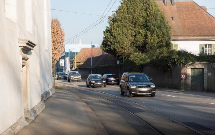 Hier müsste neu eine zusätzliche Ampel den Verkehr aufhalten.