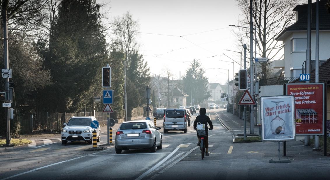 Velofahrer sollen eine durchgehende eigene Spur bekommen. Das ist nur möglich, wenn Bahn und Autos auf der selben Fahrbahn zirkulieren.