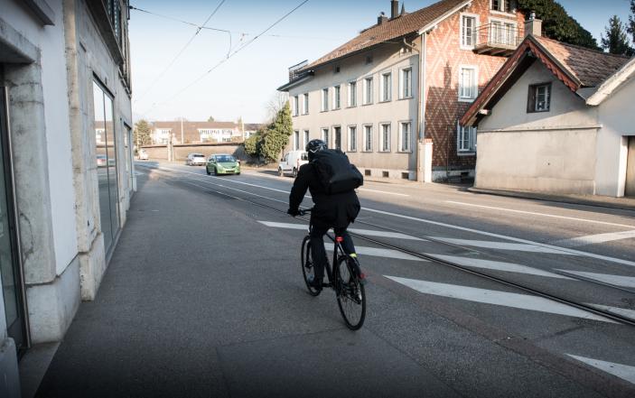 Velofahrer, die auf das Trottoir ausweichen.