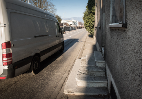 Fussgänger leben auf der südlichen Strassenseite gefährlich.