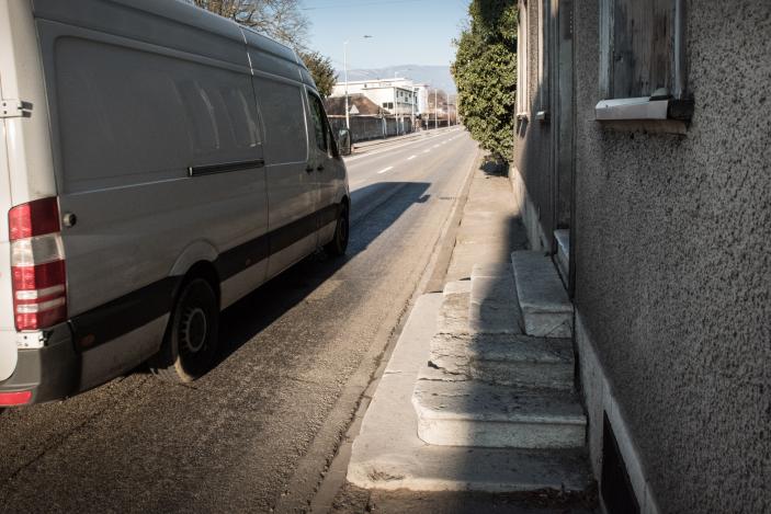 Fehlende Trottoirs: Zufussgehende haben vor allem auf der Südseite der Baselstrasse keinen Platz.