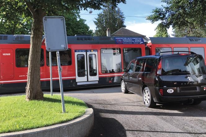 Ausfahrten in die Baselstrasse: Schwierige Sichtverhältnisse, die Bahn kann von rechts oder von links kommen.